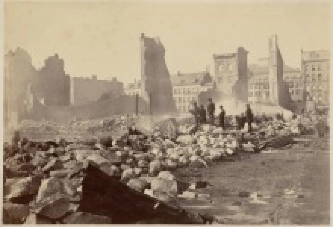 The Great Fire of 1872 left large parts of Boston in ruins. Because many horses were sick with an outbreak of the flu, equipment had to be pulled by men, slowing firefighting efforts.